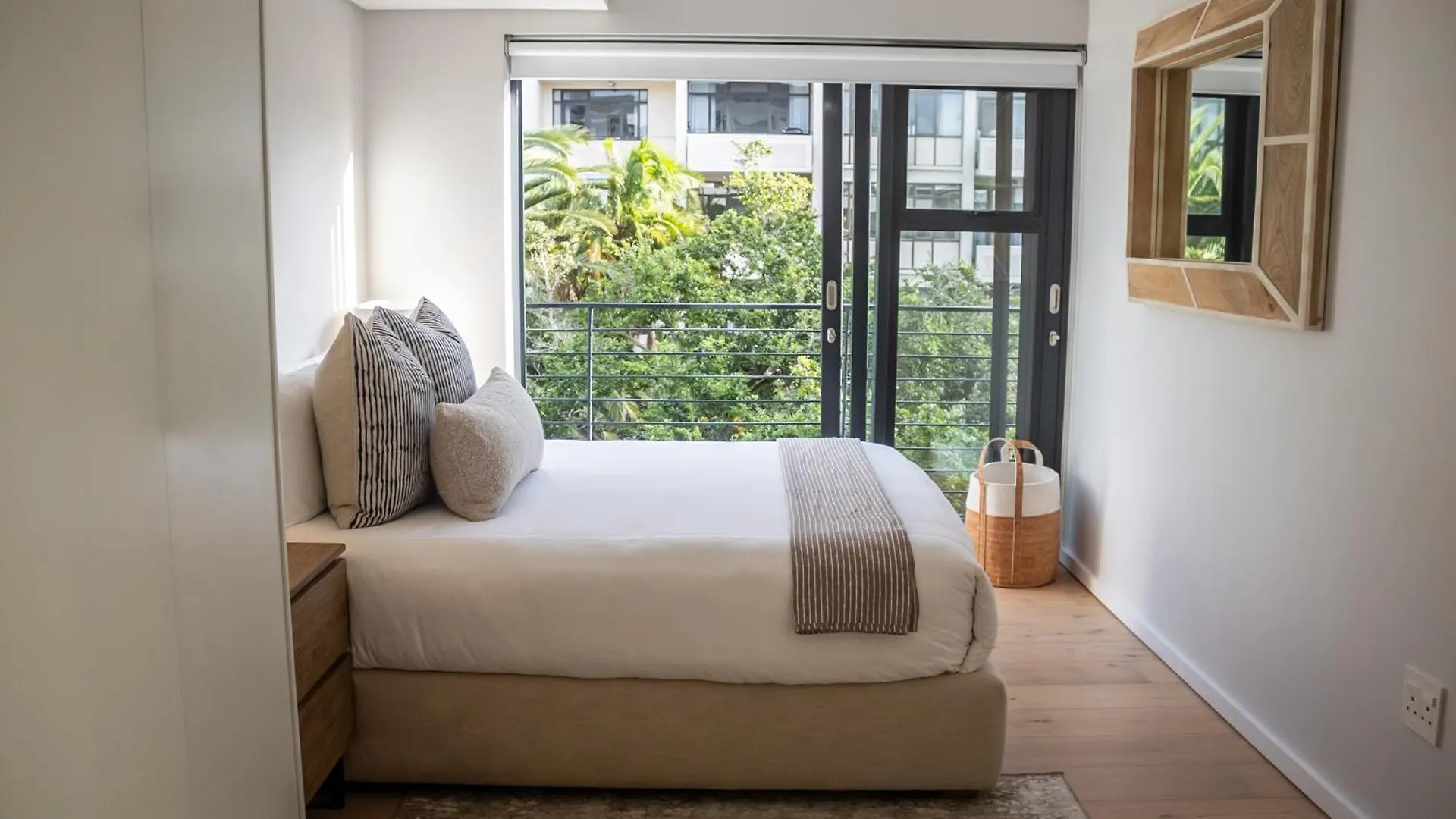 Apartment In Sea Point- With Inverter Cape Town